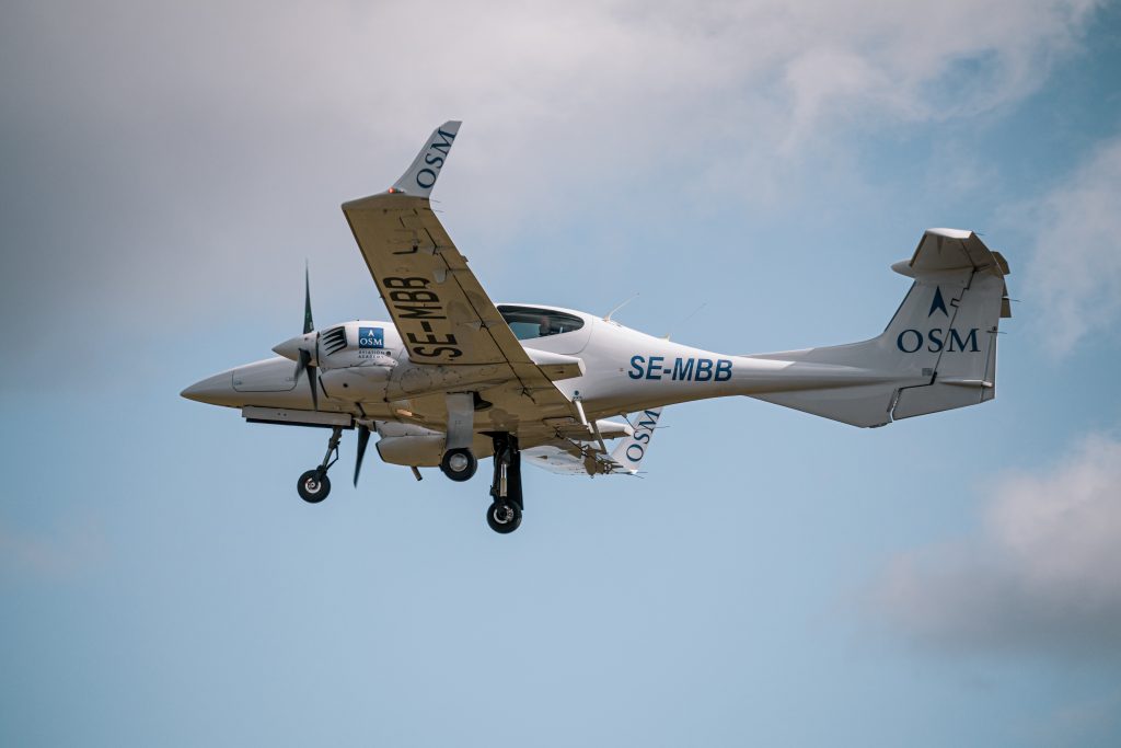 Diamond airplane that is flying