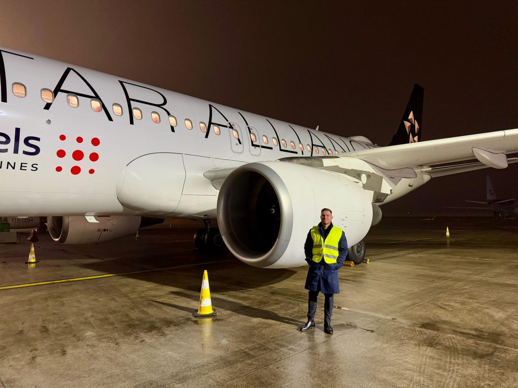 Aiko in front of Brussel Airline plane
