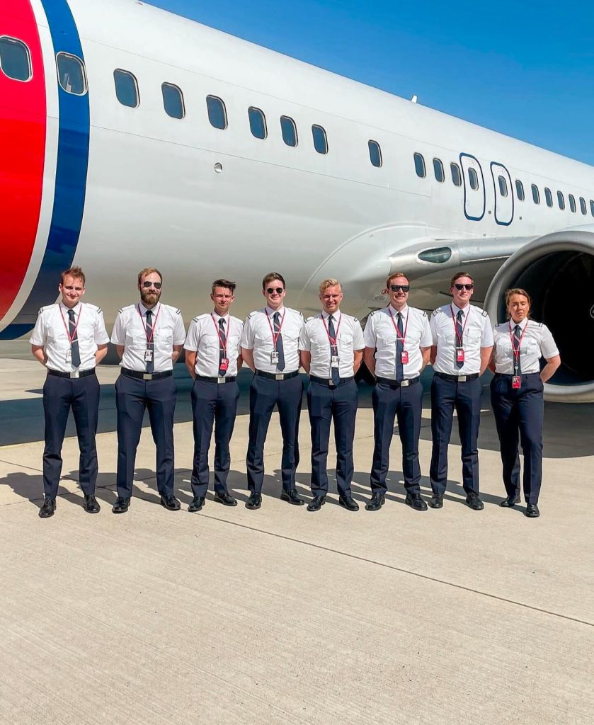 Students in front of Norwegian b737