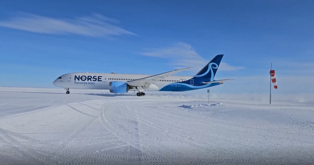 Norse Dreamliner b787 landing on snow and ice