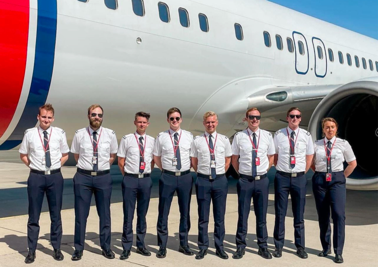 Students in front of Norwegian b737