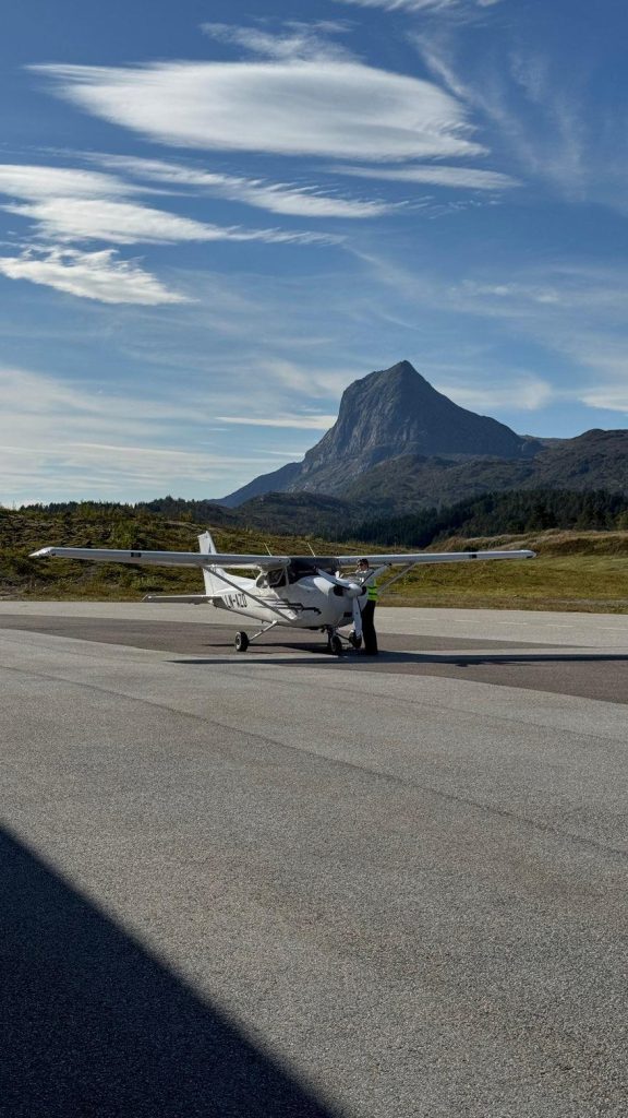 OSM Cessna 172 in front of mountain