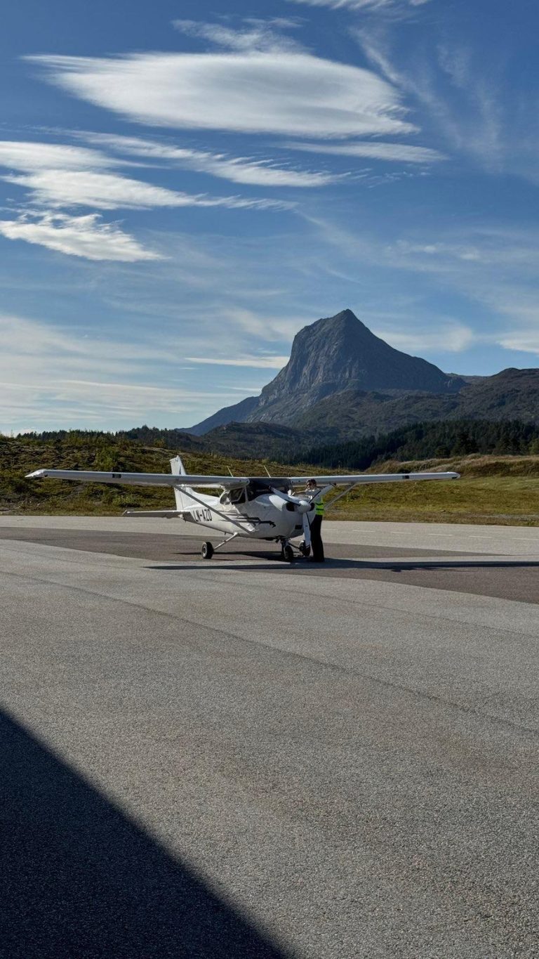 OSM Cessna 172 in front of mountain